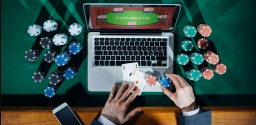 Mand spiller fra sin laptop i online poker turnering